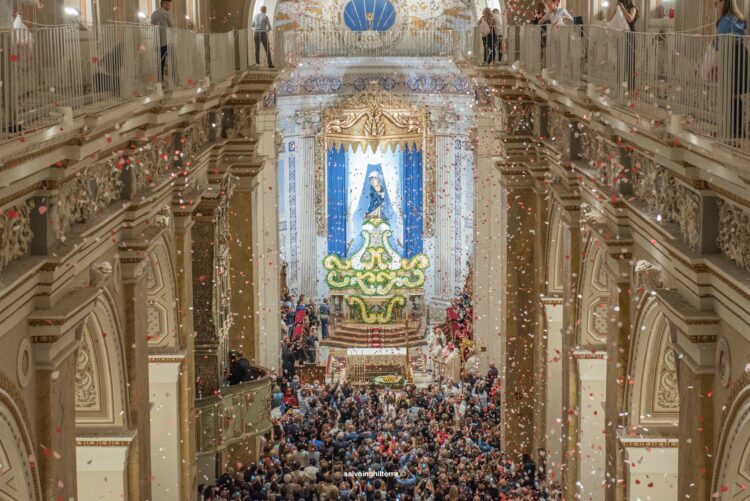 Comiso, una pioggia di petali di rose per Maria Addolorata