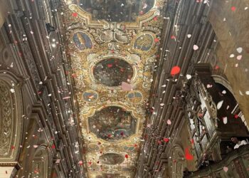 Addolorata a Comiso, grandi suggestioni ieri sera in chiesa Madre con la Svelata e la pioggia di petali di rose
