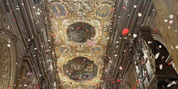 Addolorata a Comiso, grandi suggestioni ieri sera in chiesa Madre con la Svelata e la pioggia di petali di rose