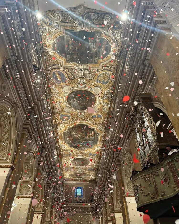 Addolorata a Comiso, grandi suggestioni ieri sera in chiesa Madre con la Svelata e la pioggia di petali di rose