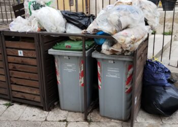 Ragusa, in piazza Repubblica i rifiuti difficili da contenere