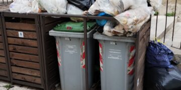 Ragusa, in piazza Repubblica i rifiuti difficili da contenere