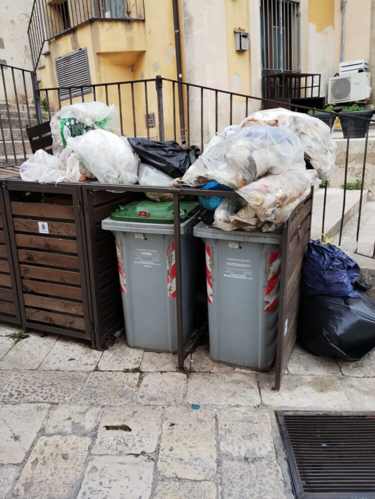 Ragusa, in piazza Repubblica i rifiuti difficili da contenere