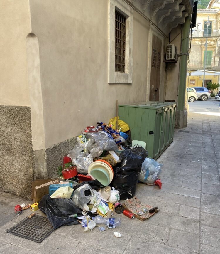 Modica, scarica rifiuti in modo indiscriminato: individuato e sanzionato dalla polizia locale