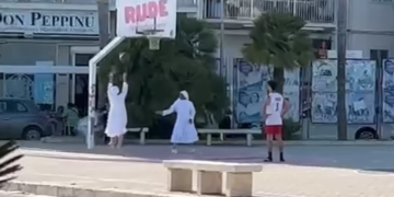 Due suore giocano a basket in piazza Malta a Marina di Ragusa. E la curiosità diventa virale