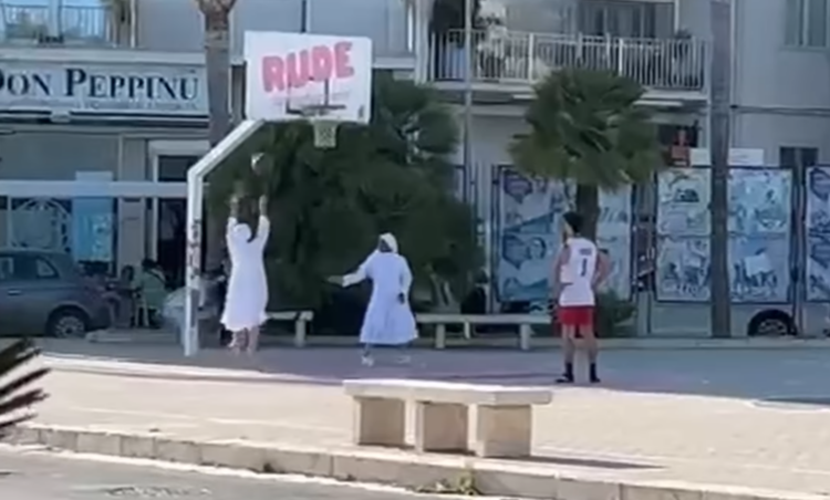 Due suore giocano a basket in piazza Malta a Marina di Ragusa. E la curiosità diventa virale