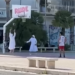 Due suore giocano a basket in piazza Malta a Marina di Ragusa. E la curiosità diventa virale