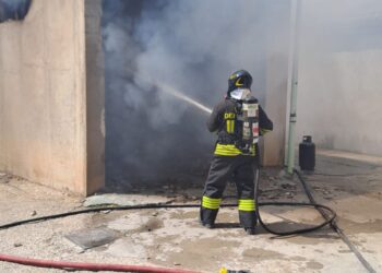 Garage in fiamme a Pedalino