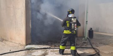 Garage in fiamme a Pedalino