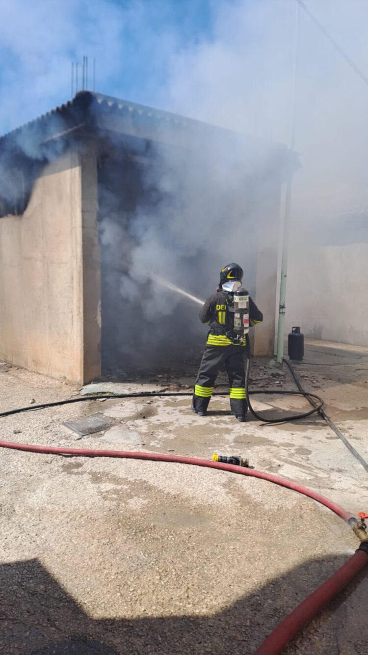 Garage in fiamme a Pedalino