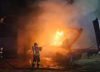 Notte di fuoco ad Acate, distrutti alcuni mezzi da cantiere di una ditta che si occupa di scavi