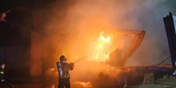 Notte di fuoco ad Acate, distrutti alcuni mezzi da cantiere di una ditta che si occupa di scavi