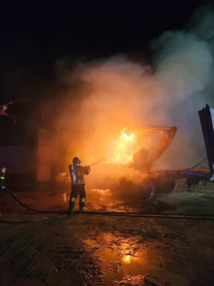 Notte di fuoco ad Acate, distrutti alcuni mezzi da cantiere di una ditta che si occupa di scavi