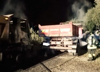 Frigintini, due camion da cantiere in fiamme