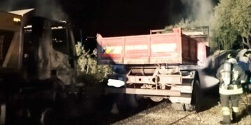 Frigintini, due camion da cantiere in fiamme
