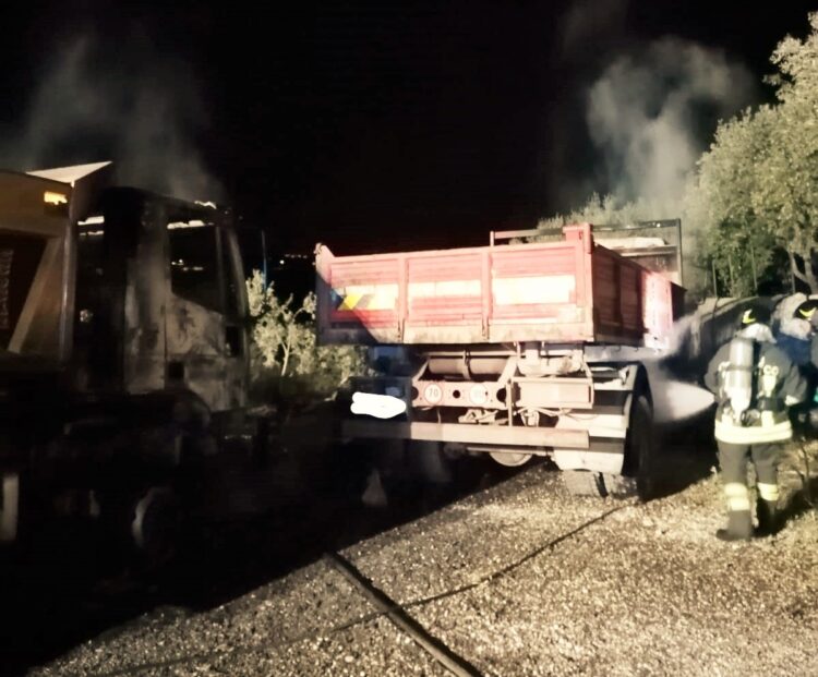 Frigintini, due camion da cantiere in fiamme
