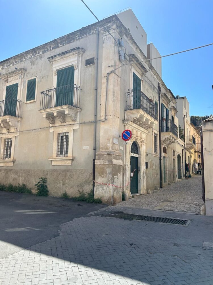 Il 40enne trovato morto a Scicli, arrivano i Ris