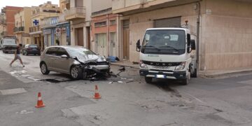 Vittoria, scontro in via Roma: coinvolto un mezzo della Roma costruzioni