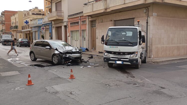 Vittoria, scontro in via Roma: coinvolto un mezzo della Roma costruzioni