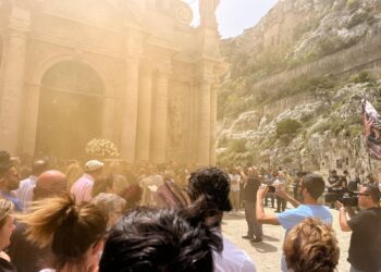 Scicli, tutta la città ai funerali di Peppe Ottaviano