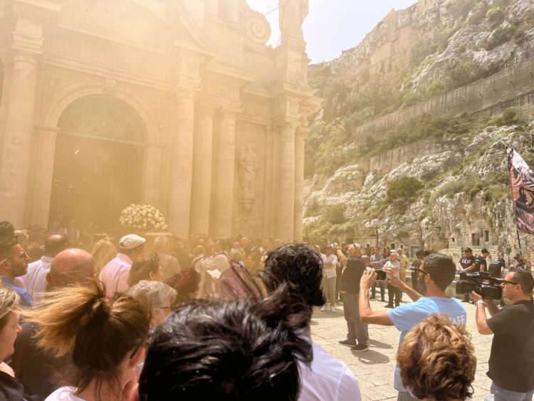 Scicli, tutta la città ai funerali di Peppe Ottaviano