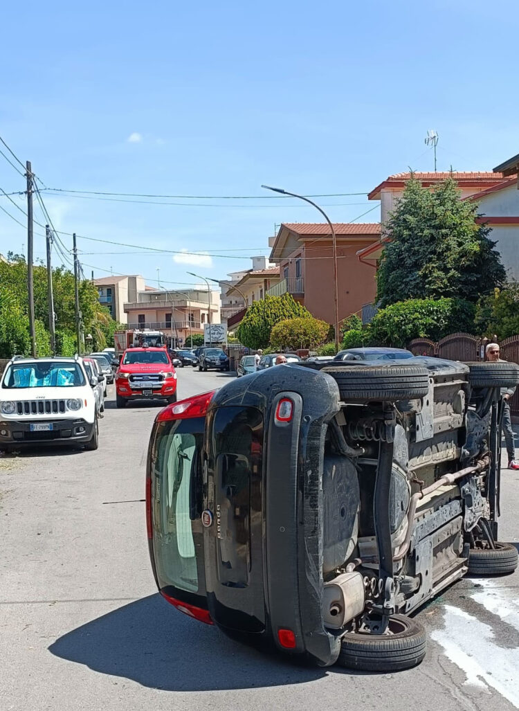Modica, si ribalta con l’auto: donna trasportata in ospedale