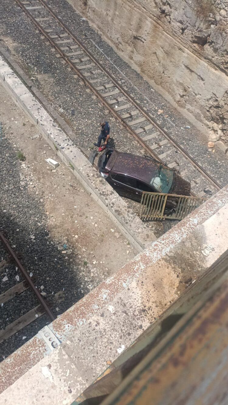 Ragusa, auto finisce nella scarpata sottostante il Trivio Cucinello