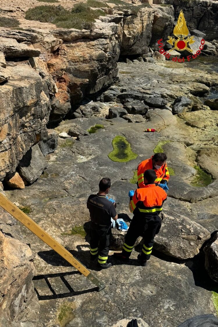 Cava d’Aliga, la salma rinvenuta in mare recuperata dai vigili del fuoco