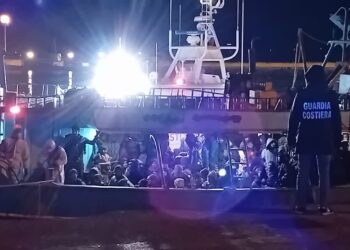 Porto di Pozzallo, sbarcati 49 migranti. C’è anche una bimba di 2 anni