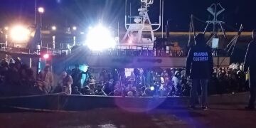 Porto di Pozzallo, sbarcati 49 migranti. C’è anche una bimba di 2 anni