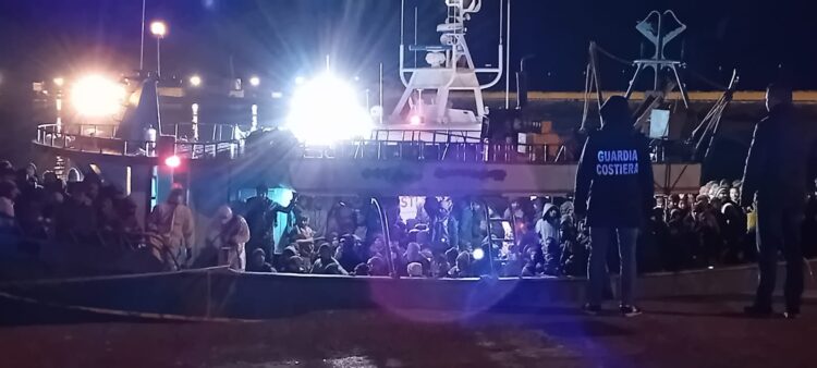 Porto di Pozzallo, sbarcati 49 migranti. C’è anche una bimba di 2 anni