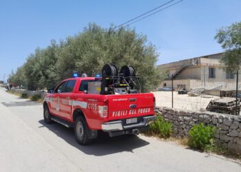 Modica, domate fiamme in un magazzino in disuso di contrada Bugilfezza
