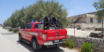 Modica, domate fiamme in un magazzino in disuso di contrada Bugilfezza
