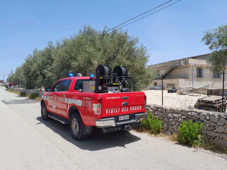 Modica, domate fiamme in un magazzino in disuso di contrada Bugilfezza