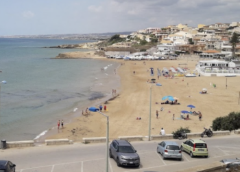 Cava d’Aliga, lite notturna in piazza Mediterraneo