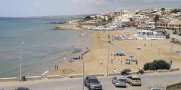 Cava d’Aliga, lite notturna in piazza Mediterraneo