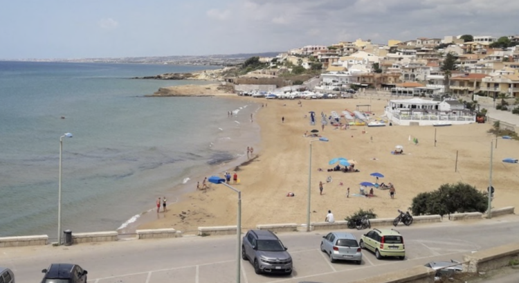 Cava d’Aliga, lite notturna in piazza Mediterraneo