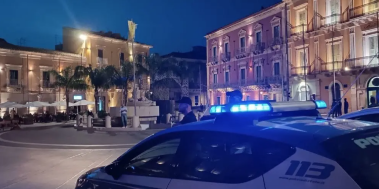 Comiso, giro di vite della polizia: denunciato un ghanese per lesioni e un tunisino per spaccio