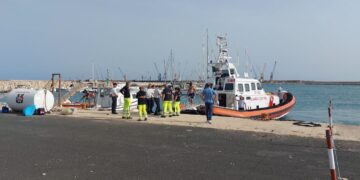 Ispica, a nove anni si avventura al largo con un piccolo gommone: salvato dalla Capitaneria di porto