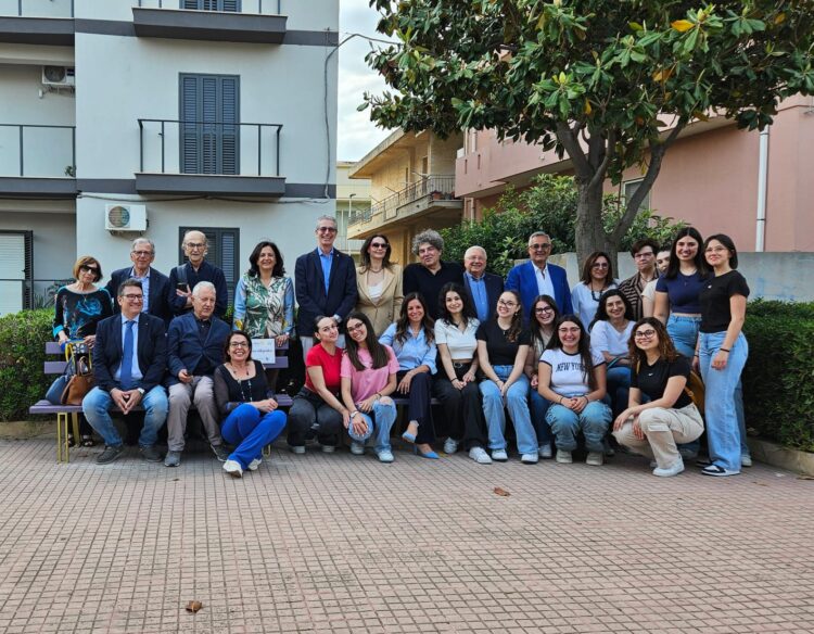 Comiso, inaugurate le panchine della gentilezza
