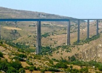 Tenta di lanciarsi dal ponte Costanzo sulla Ragusa-Modica, salvato in extremis dai carabinieri
