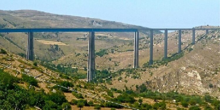 Tenta di lanciarsi dal ponte Costanzo sulla Ragusa-Modica, salvato in extremis dai carabinieri