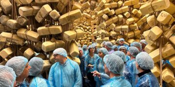 Una delegazione Siea in visita al magazzino di stagionatura del formaggio Ragusano Dop
