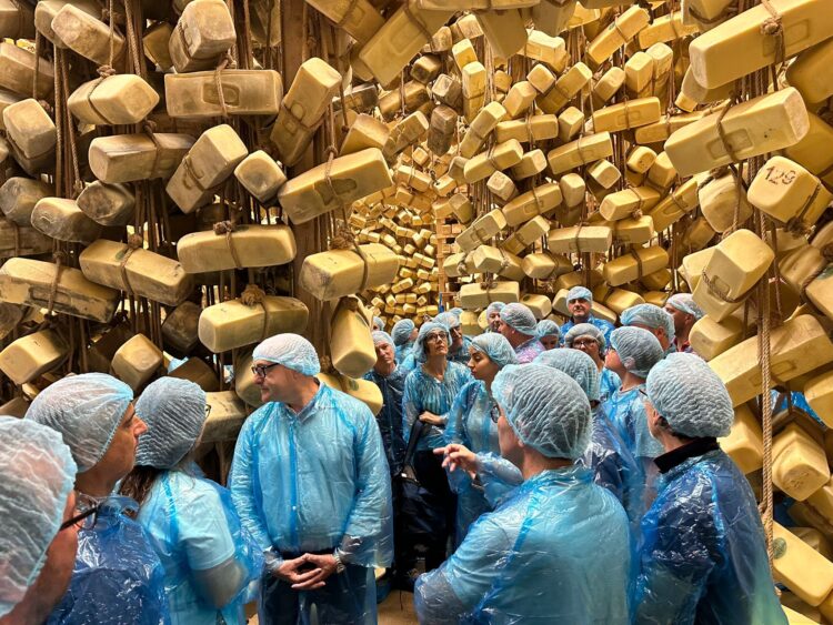 Una delegazione Siea in visita al magazzino di stagionatura del formaggio Ragusano Dop