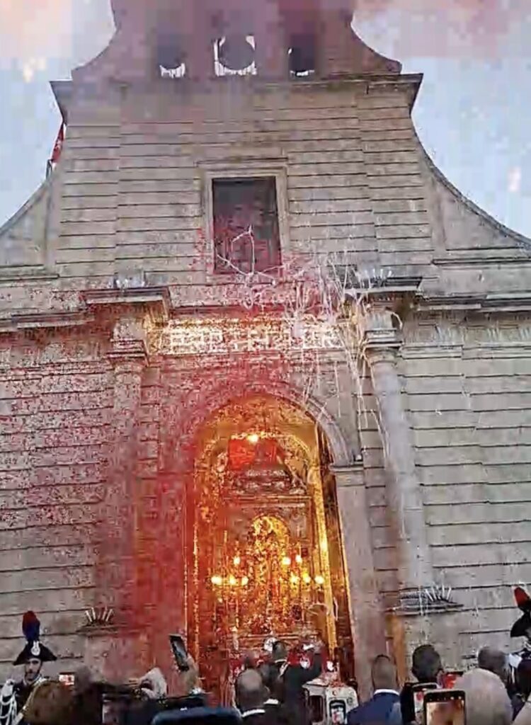 San Giovanni Battista a Chiaramonte, effetti speciali per la “sciuta” tra una folla di fedeli e devoti