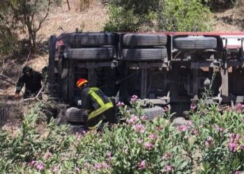 Modica-Pozzallo, autoarticolato carico di sabbia finisce fuori strada