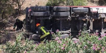 Modica-Pozzallo, autoarticolato carico di sabbia finisce fuori strada