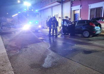 Acate, in fiamme un’auto in via Neghelli