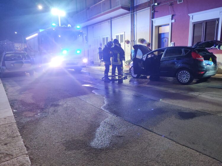Acate, in fiamme un’auto in via Neghelli