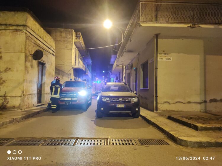 Vittoria, fiamme nella notte in un’abitazione di piazza Trinità